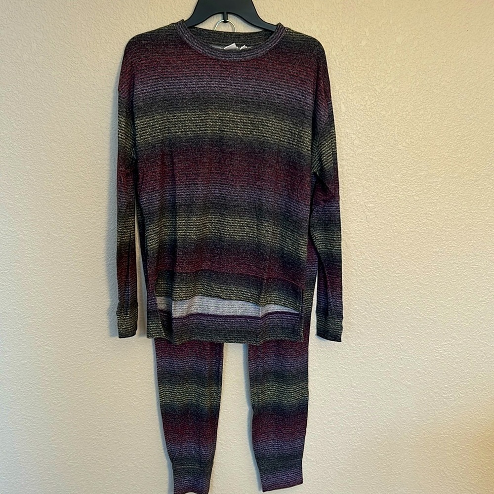 Nordstrom women’s jogger set. Top is a small and bottoms are a medium.